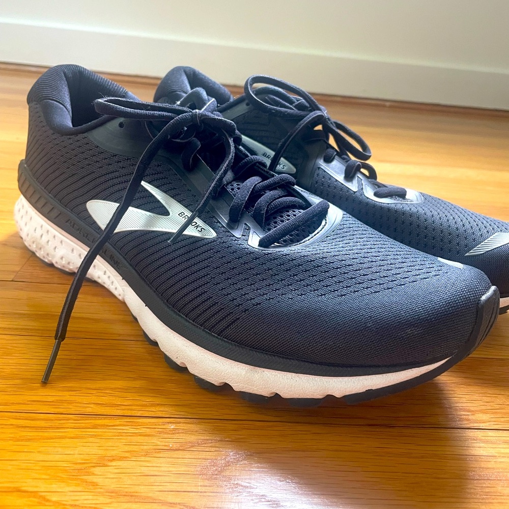 Perfect like new condition US size 13 men’s Brooks Adrenaline GTS 20 sneakers